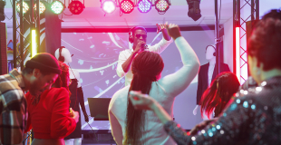 10 idées de spectacles pour camping par des artistes professionnels !