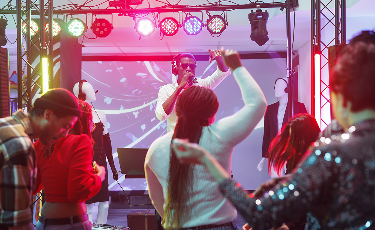 10 idées de spectacles pour camping par des artistes professionnels !