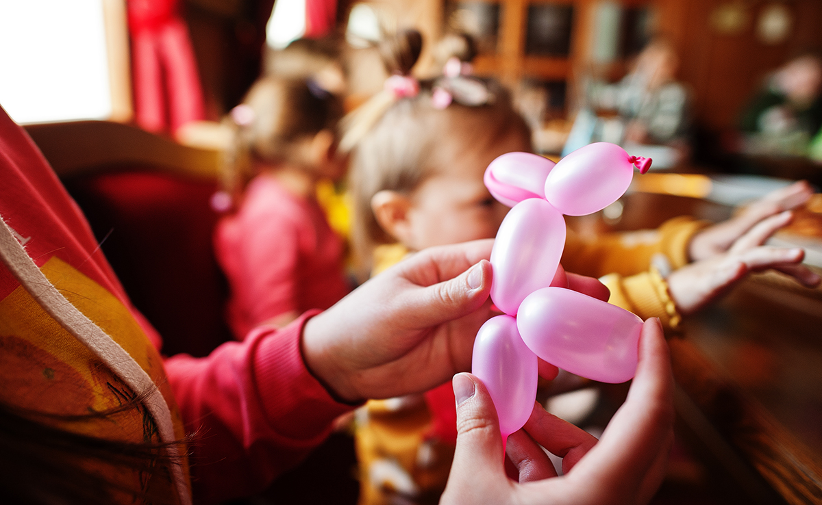 Magicien sculpteur de ballons en spectacle enfants pour vos événements jeune public !