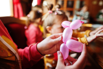 Magicien sculpteur de ballons en spectacle enfants pour vos événements jeune public !