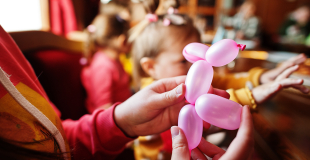 Magicien sculpteur de ballons en spectacle enfants pour vos événements jeune public !