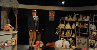 Mr Félicien dans son magasin