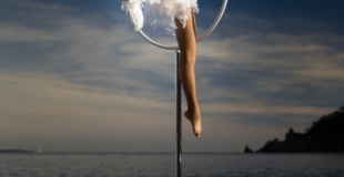 free standing aerial hoop, Tatiana Thomas © Pierre-Loïc Lainé