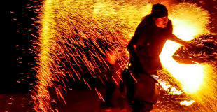 spectacle de feu, jongleurs et cracheur de feu