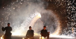 spectacle de feu, jongleurs et cracheur de feu