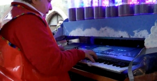 Phil Armo derrière les tuyaux d'orgue lumineux