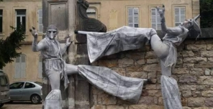 les gargouille ce promenant dans la ville 