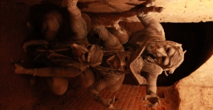 3 gargouille fessant une seul statut