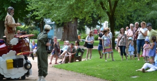 Duo en action dans un parc