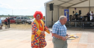 Charly's imite une personne du public