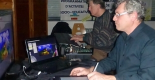 Les deux artistes concentrés sur leur création