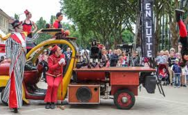 La Parade du Cirque - Spectacle de rue déambulatoire par Cie Cirque Autour