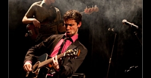 A fond, à avec le groupe