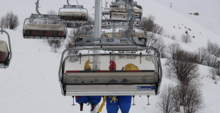 Echassiers skieurs sur télésiege