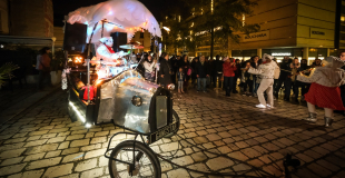 échassier, clown, manipulation de feu, jonglage