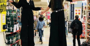 Déambulation en échasses