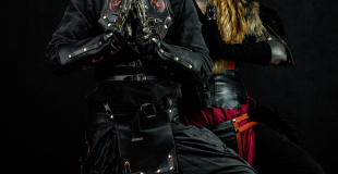 Deux hommes chats au sol et un échassier conteur , avec eux visitez l'Outre monde et découvrez des créatures fantastiques !