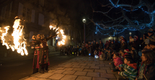 Deux hommes chats au sol et un échassier conteur , avec eux visitez l'Outre monde et découvrez des créatures fantastiques !