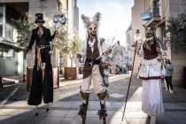 Wonderland, déambulation folle d'échassiers enchantés. Parfait pour les carnavals, paques et festival de musique. Possibilité de jonglage et jonglage lumineux