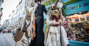 Wonderland, déambulation folle d'échassiers enchantés. Parfait pour les carnavals, paques et festival de musique. Possibilité de jonglage et jonglage lumineux