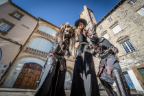 Deux hommes chats au sol et un échassier conteur , avec eux visitez l'Outre monde et découvrez des créatures fantastiques !