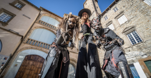 Deux hommes chats au sol et un échassier conteur , avec eux visitez l'Outre monde et découvrez des créatures fantastiques !