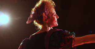 Isidora face à son public