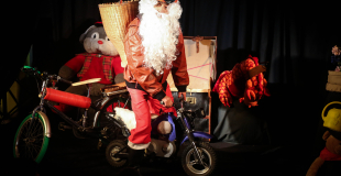 un père noel motard qui chante le blues