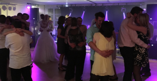 Piste de danse remplie avec l'orchestre Smart Music