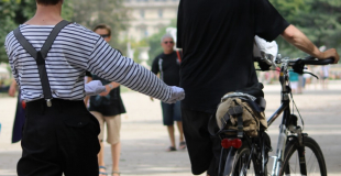 Mime Suiveur par Philippe Pillavoine