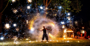 jongleur de feu - spectacle de feu - pyrotechnie 