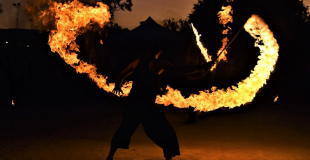 cracheur de feu - artiste de rue - spectacle de feu 