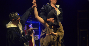 L'eau dégoulinait de ses chaussures et de ses vêtements