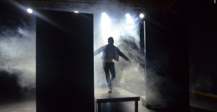 Prince arrive dans une cour triste, nue et froide