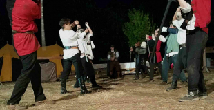 Camp de soldats.Escrime cascade