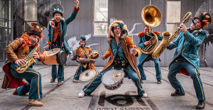 Spectacle lumineux de Nantes, Rennes et Tours, la fanfareRoyal Sapiens mélange musique du Monde et arts de la rue avec énergie 