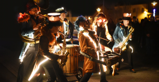 La fanfare lumineuse Royal Sapiens (KAFI) débarque avec ses percussions et cuivres pour animer les r