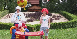 picolette joue du kazoo