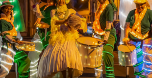 Parade lumineuse sous les tropiques Wim Percussion danseuse lumineuse