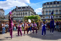 Fanfare précieuse unique avec 5 musiciens dandy et 2 échassières funky : ChiK and ChoK