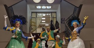 Parade lumineuse sous les tropiques Wim Percussion danseuse lumineuse