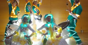 Parade lumineuse sous les tropiques Wim Percussion danseuse lumineuse (800x533)