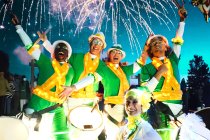 batucada-lumineuse wim percussion parade lumineuse sous les tropiques echasse danse tambours lumineux (800x560)
