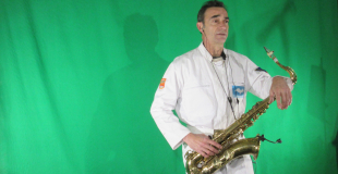 Skyroader - Le Capitaine Déhaut devant le fond vert