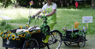 Olivier le petit jardinier sur son triporteur