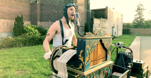 Marcel pousse la chansonnette à l'arrêt