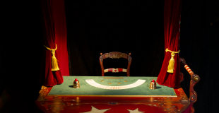 Le castelet installé de nuit