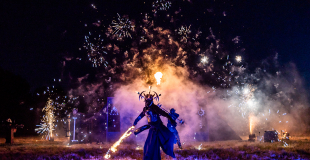 Spectacle feu Portal, spectacle de feu grand format avec décors, projecteurs de flammes, un récit théâtralisé et chorégraphié.