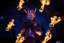 Spectacle feu Portal, spectacle de feu grand format avec décors, projecteurs de flammes, un récit théâtralisé et chorégraphié.