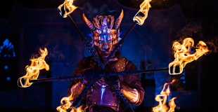 Spectacle feu Portal, spectacle de feu grand format avec décors, projecteurs de flammes, un récit théâtralisé et chorégraphié.